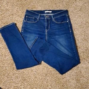 Womens size 12 Levi classic mid rise skinny jean.